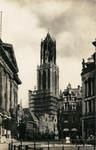 604805 Gezicht op de Domtoren te Utrecht, vanaf de Stadhuisbrug, tijdens de restauratie van het onderste deel van de ...